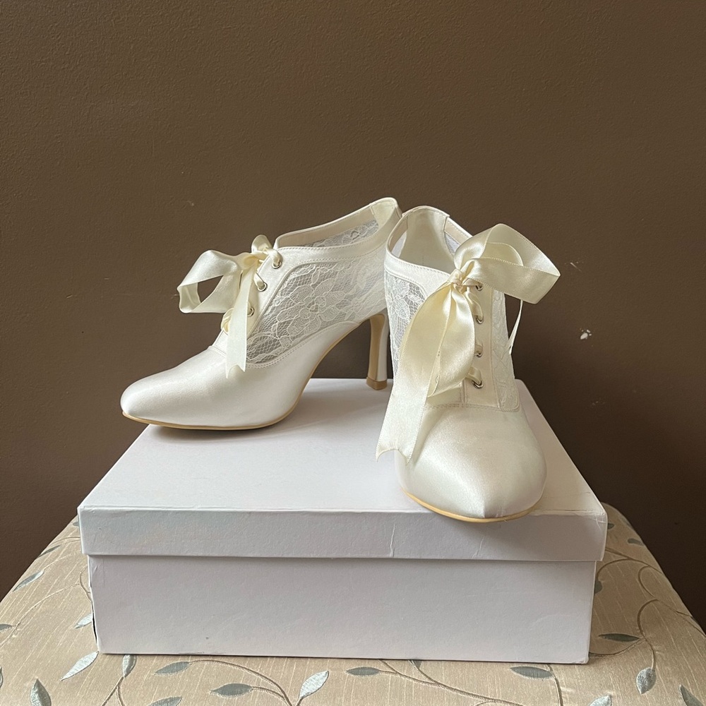 Elegant Park Ivory Lace Heels